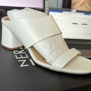 Women’s Naturalizer Abbey White Leather sandal size 10